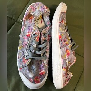 Blowfish flower sneakers. Junior size 6